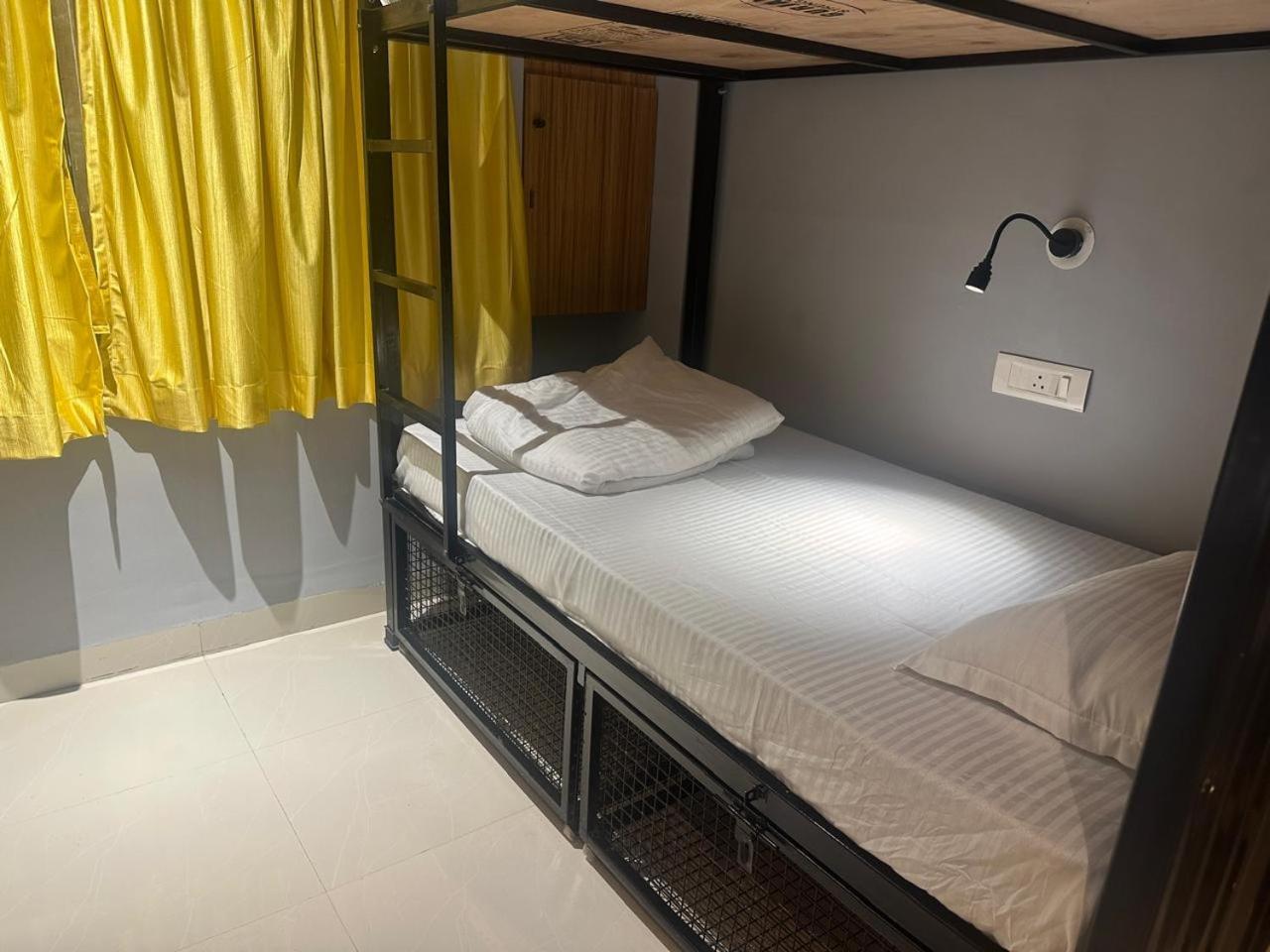 Travotale Hostel And Cowork Koregaonpark Poona Buitenkant foto