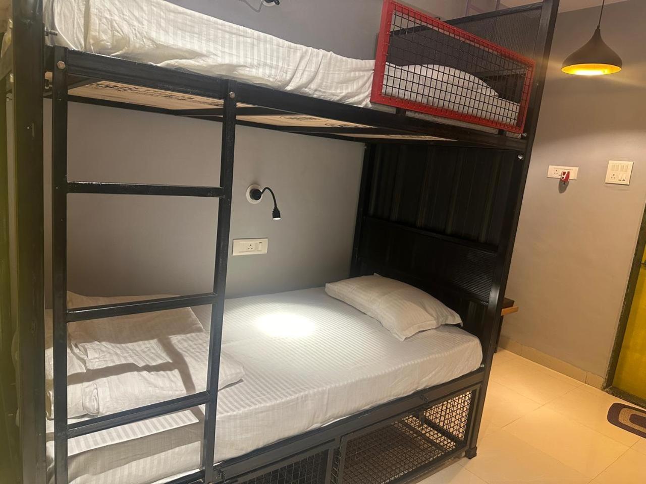Travotale Hostel And Cowork Koregaonpark Poona Buitenkant foto