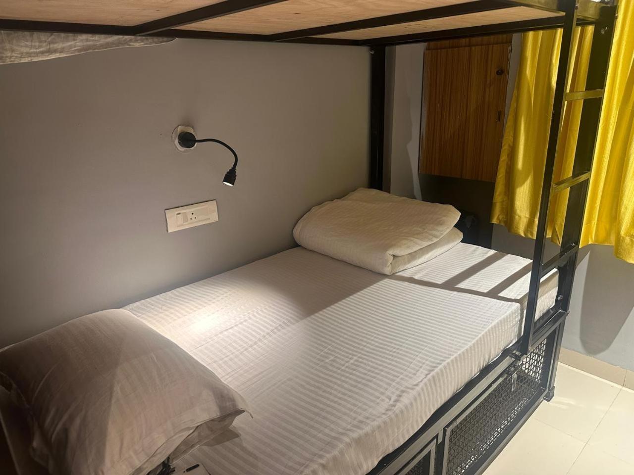 Travotale Hostel And Cowork Koregaonpark Poona Buitenkant foto