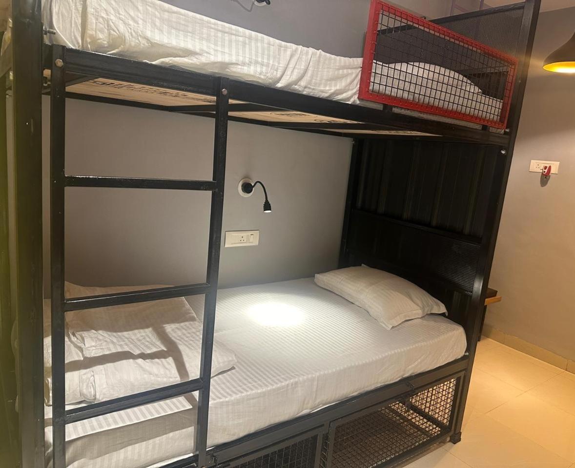 Travotale Hostel And Cowork Koregaonpark Poona Buitenkant foto